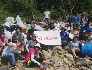idtchina
 Beach clean up group photo